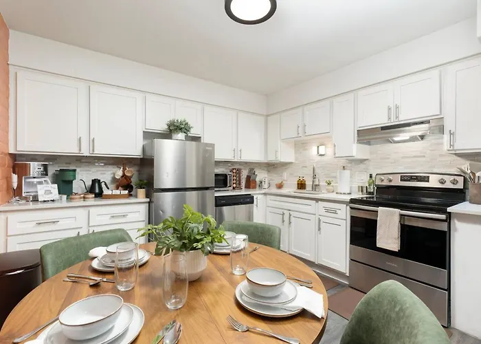 Stylish Swimming Pool, King Bed! - Apartment Tempe