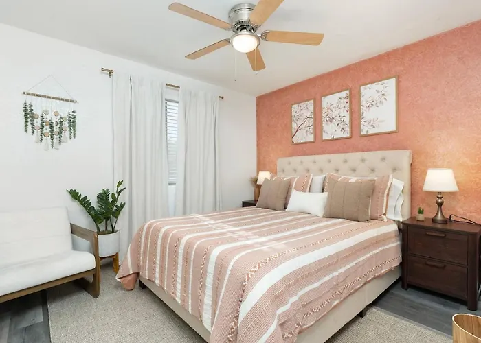 Stylish Swimming Pool, King Bed! - Apartment Tempe