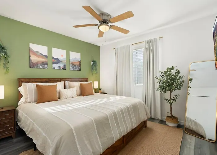 Stylish Swimming Pool, King Bed! - Apartment *