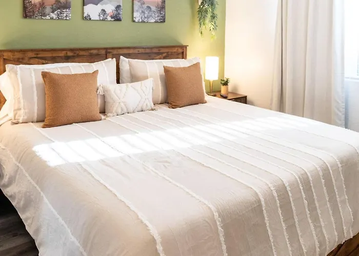 Stylish Swimming Pool, King Bed! - Apartment