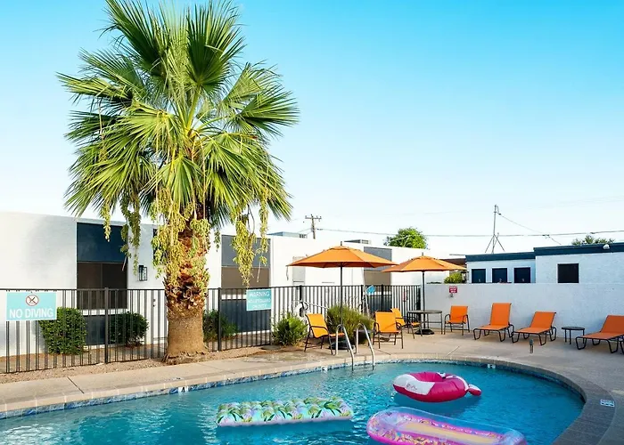 Stylish Swimming Pool, King Bed! - Apartment Tempe