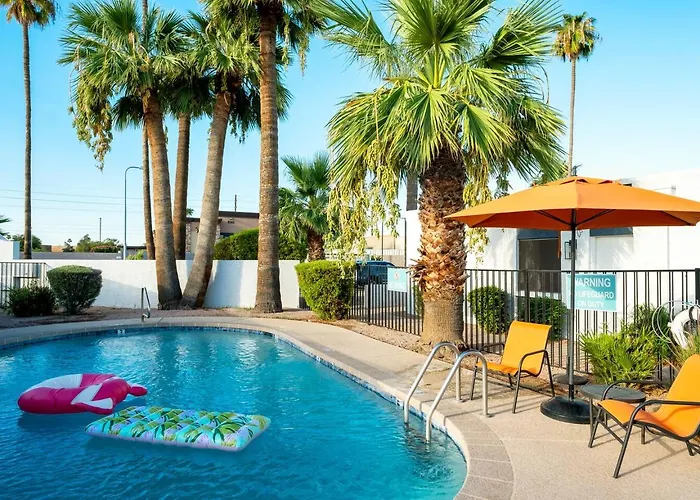 Stylish Swimming Pool, King Bed! - Tempe